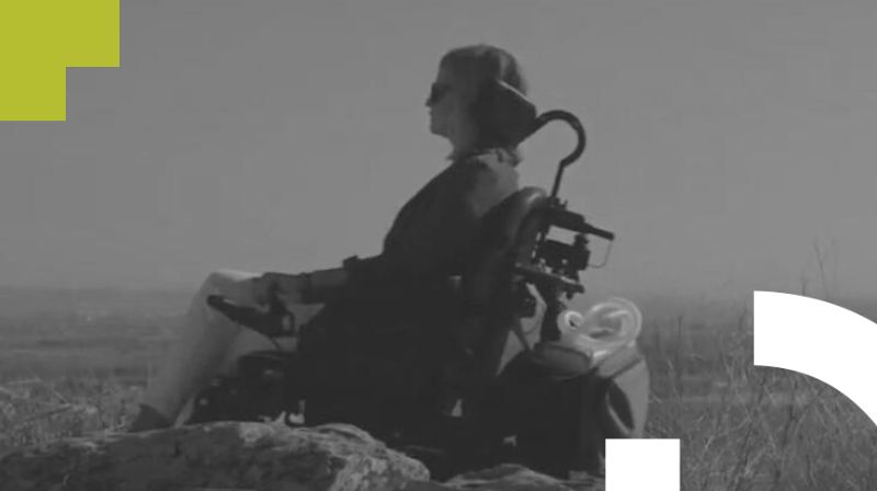 Imagen noticia Imagen en blanco y negro de una persona con ELA en silla de ruedas mirando el paisaje ante sus ojos