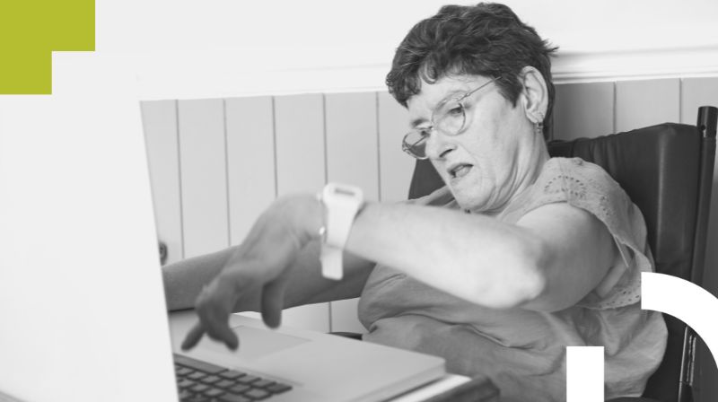 Mujer con discapacidad escribiendo en un portátil Mujer con discapacidad escribiendo en un portátil
