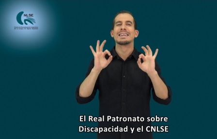 Captura de pantalla del vídeo con la interpretación en lengua de signos de la noticia, con subtítulo en el que se lee: El Real Patronato sobre Discapacidad y el CNLSE