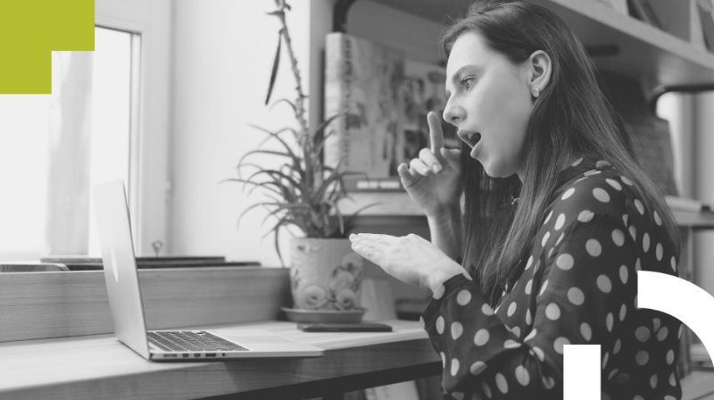 Imagen de una mujer hablando en lengua de signos a través de una videollamada Imagen de una mujer hablando en lengua de signos a través de una videollamada