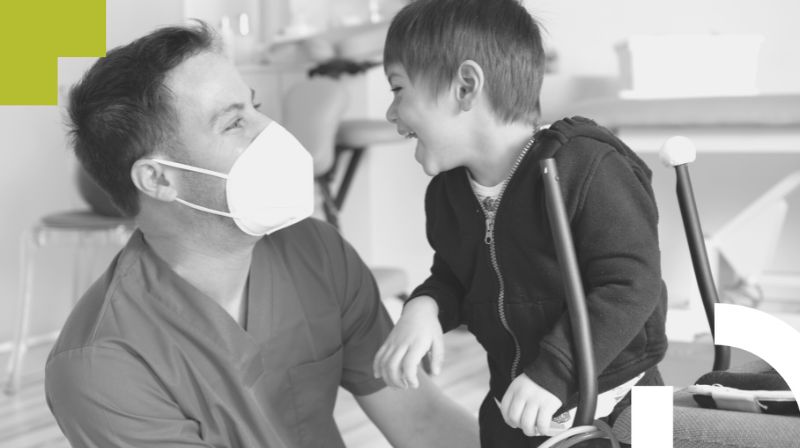 Imagen de unprofesional de la salud y un niño sonriendo Imagen de unprofesional de la salud y un niño sonriendo