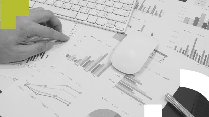 Imagen de papeles con gráficas de tendencia ascendente y una mano señalando los datos Imagen de papeles con gráficas de tendencia ascendente y una mano señalando los datos