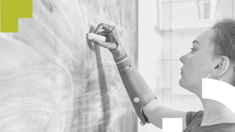 Imagen de la portada del estudio, con una mujer con prótesis en el brazo escribiendo en una pizarra Imagen de la portada del estudio, con una mujer con prótesis en el brazo escribiendo en una pizarra