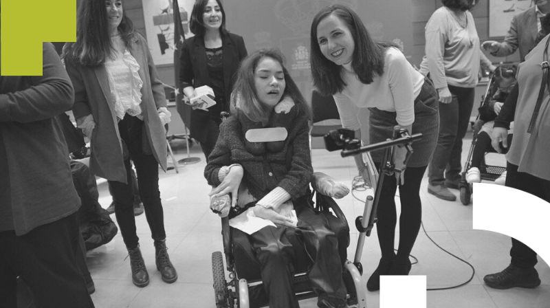 Foto de la ministra Ione Belarra con una de las participantes en el encuentro Foto de la ministra Ione Belarra con una de las participantes en el encuentro