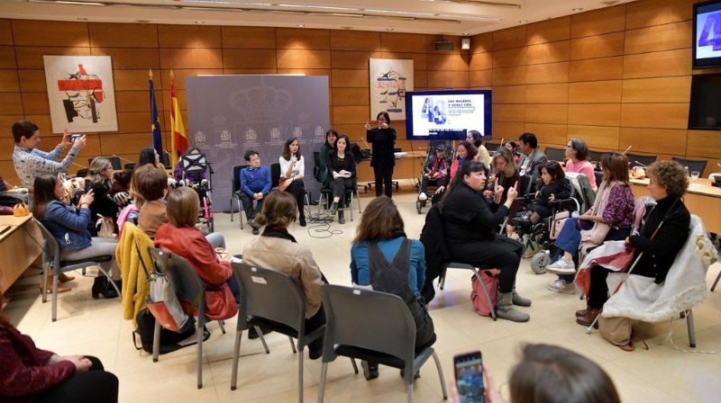 Foto de grupo de las participantes con la ministra durante el encuentro