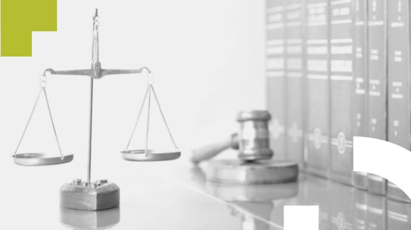 Imagen de vario elementos relacionados con leyes: balanza, mazo, libros... Imagen de vario elementos relacionados con leyes: balanza, mazo, libros...