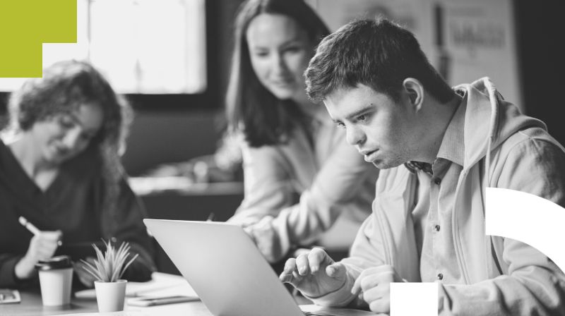 Foto en blanco y negro de un estudiante con discapacidad