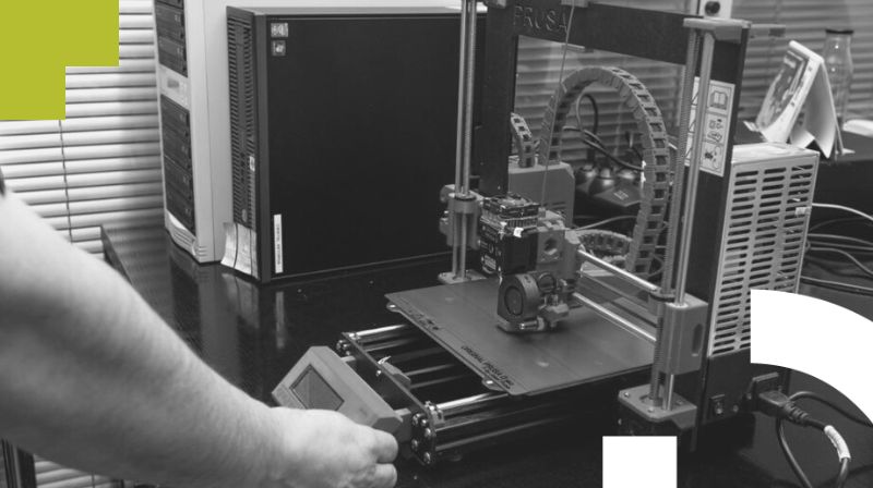 Foto en blanco y negro de una impresora 3d Foto en blanco y negro de una impresora 3d