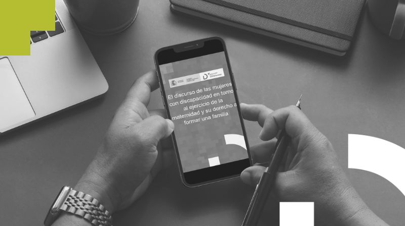 Foto en blanco y negro de las manos de una persona consultando el estudio del OED sobre maternidad en el m�vil.