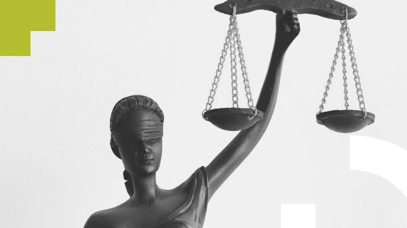Foto en blanco y negro de la justicia con los ojos vendados. Foto en blanco y negro de la justicia con los ojos vendados.