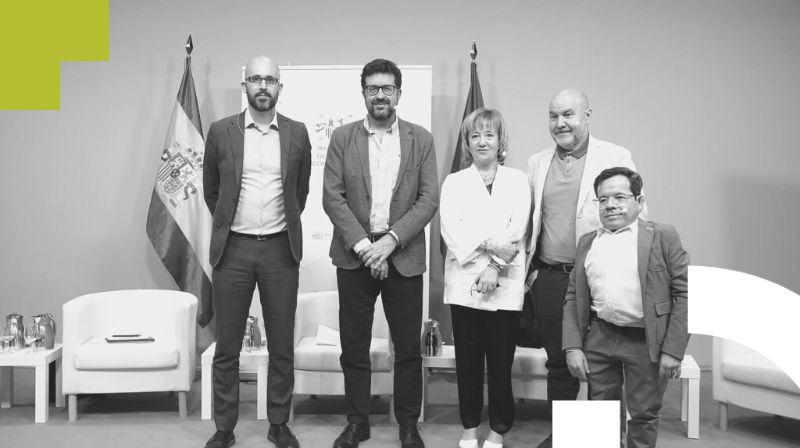 Fotografía tras el acto de presentación del 'Libro blanco sobre empleo y discapacidad'. Fotografía tras el acto de presentación del 'Libro blanco sobre empleo y discapacidad'.