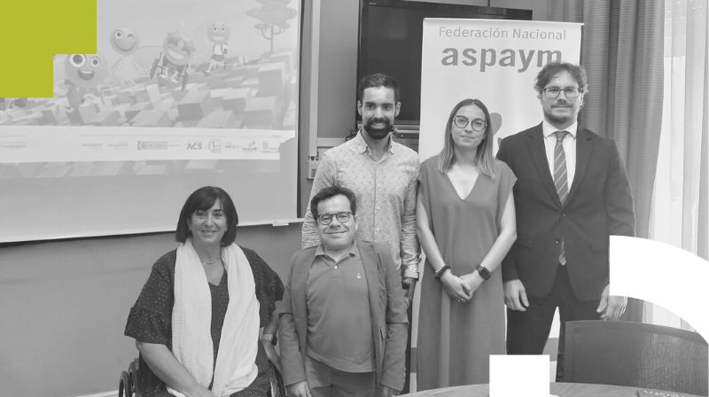 Foto de familia en blanco y negro de los participantes en la presentacin