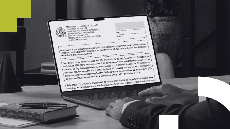 Foto de la pantalla de un ordenador porttil con el texto del Acuerdo por el que se aprueba la declaracin institucional