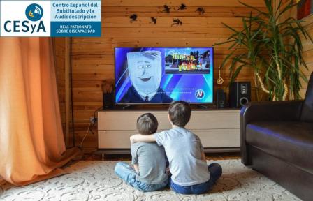 Foto de dos niños por detrás sentados en el suelo viendo la televisión