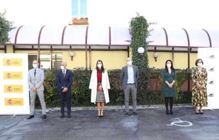 Foto de Su Majestad la Reina con los miembros del Real Patronato sobre Discapacidad