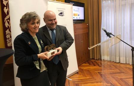 Foto de la entrega del premio cermi.es a la ministra de Sanidad, Consumo y Bienestar Social, María Luisa Carcedo